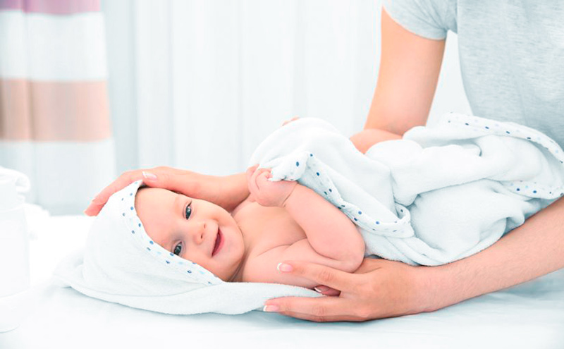 La Madre Está Peinando El Cabello De Los Bebés Después De Bañarse