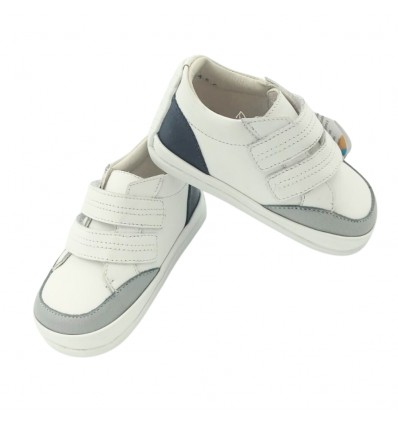 Zapato no tuerce, estilo tenis blanco con velcro